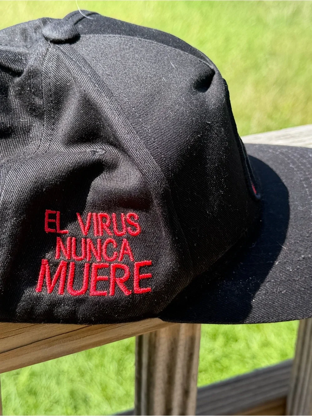 Xclusive Caps El Virus Nunca Muere Black Red Snapback